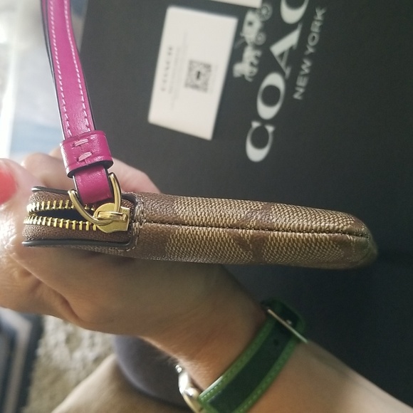 🎄COACH SIGNATURE WRISTLET NWT🎁 - Picture 11 of 17
